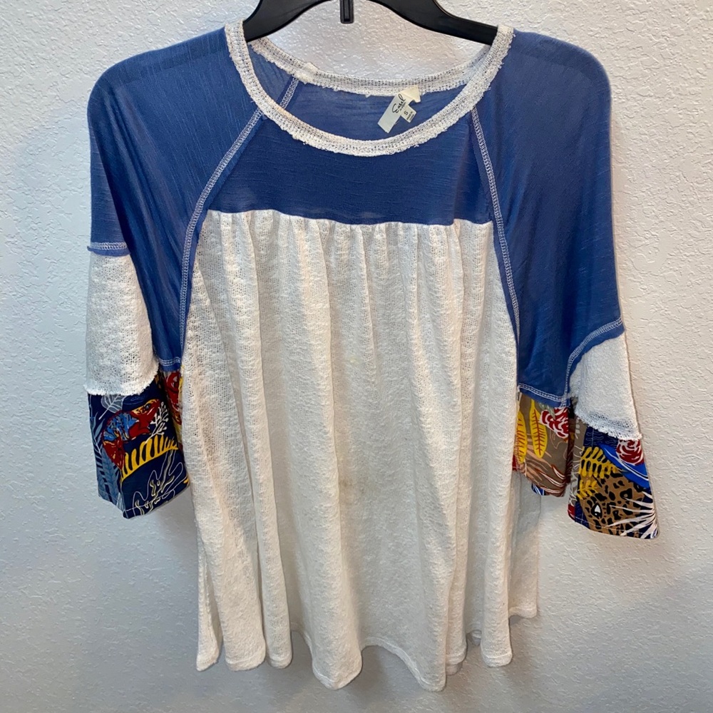 Boutique top with detailed sleeves 🌴